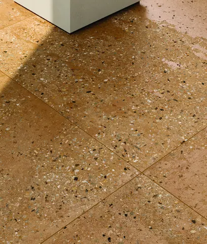 Terrazzogulv i oker med store flisformater – stilretningen Organisk ro