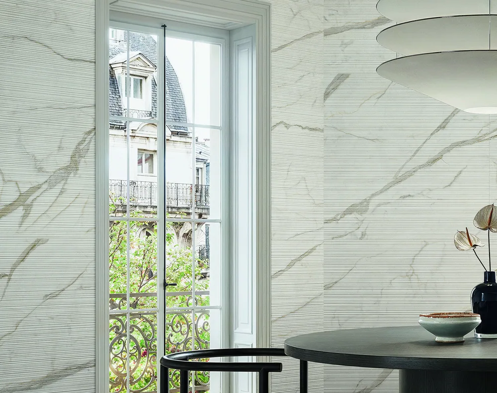 Lyst rom med marmorflater fra Italgraniti Marble touch og høye vindusflater