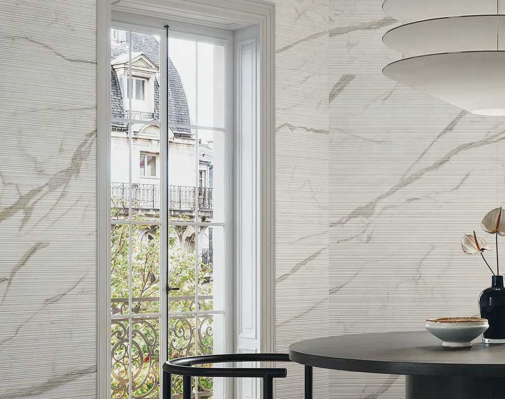 Lyst rom med marmorflater fra Italgraniti Marble touch og høye vindusflater